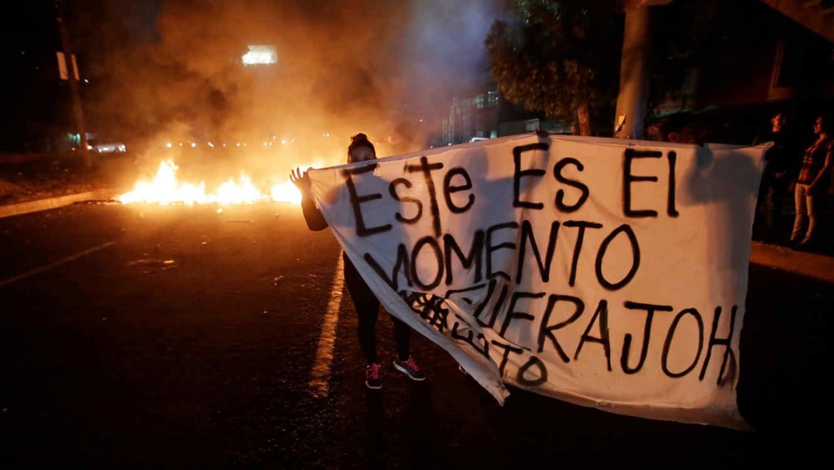 Honduras in fiamme contro il presidente golpista Joh, tre morti e venti feriti