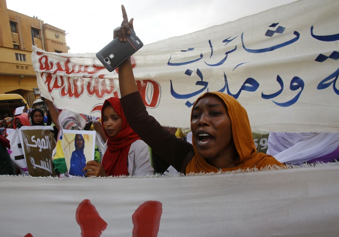 Sudan, la piazza non smobilita e i militari minacciano la prova di forza