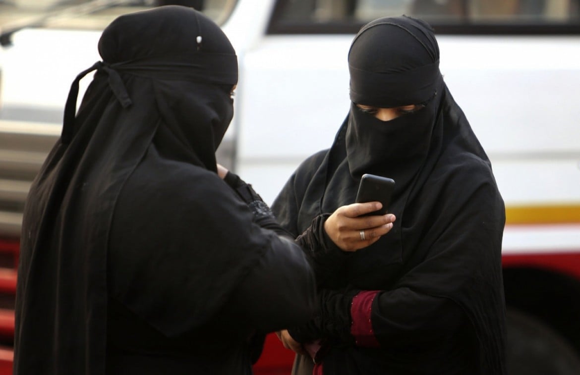 Olanda, da oggi scatta il divieto di indossare il burqa