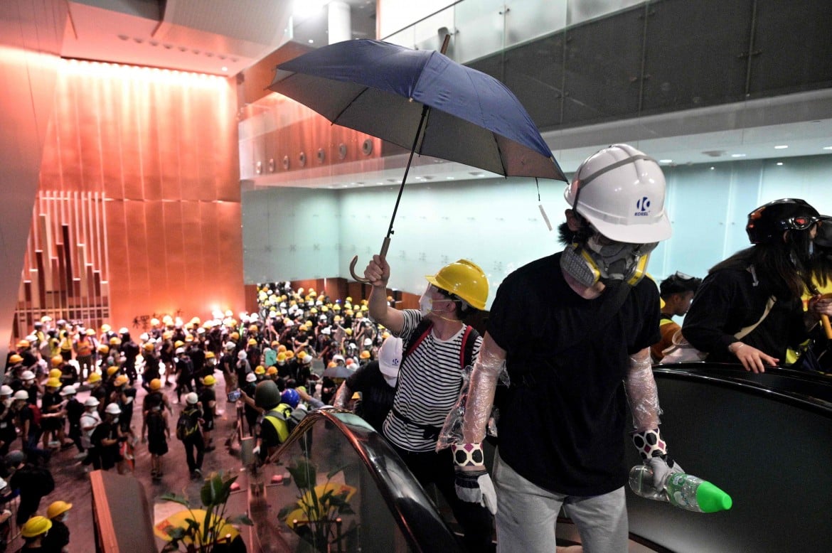 Hong Kong, i manifestanti occupano il parlamento
