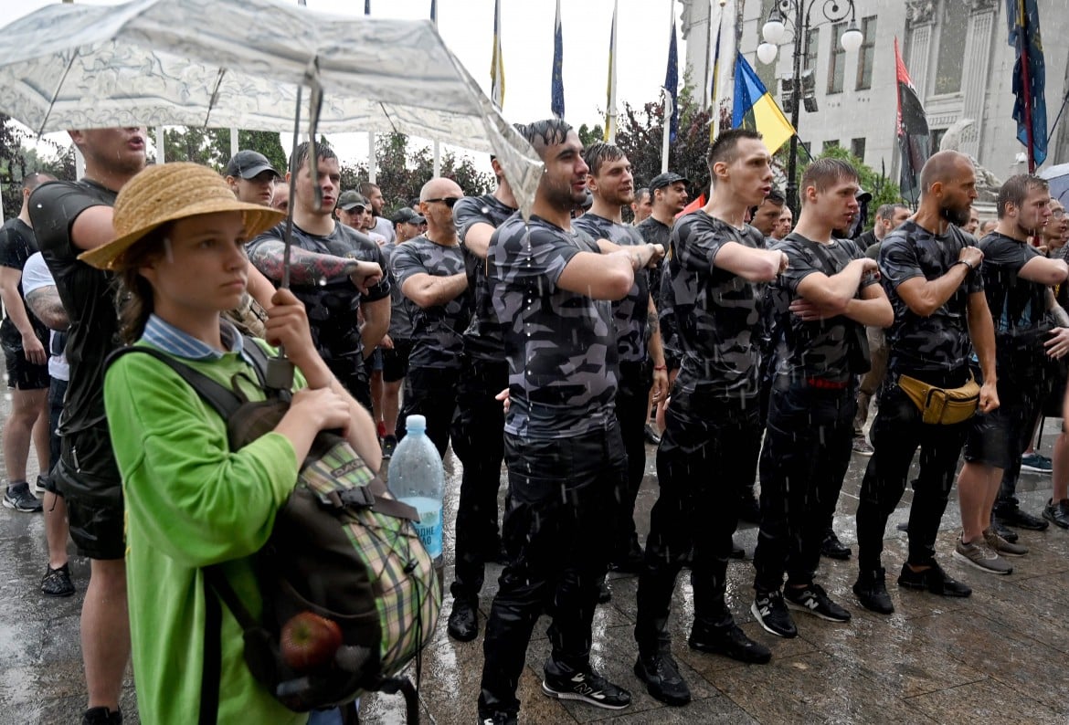 Dopo Kiev, le forze di Lugansk si ritirano dal fronte di guerra