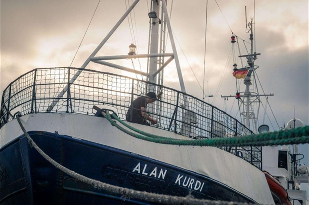 Alan Kurdi bloccata al largo: «Abbiamo a bordo bambini feriti»