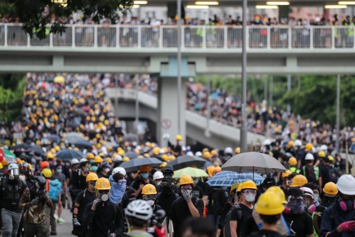 Hong Kong, scontri e 9 feriti al corteo
