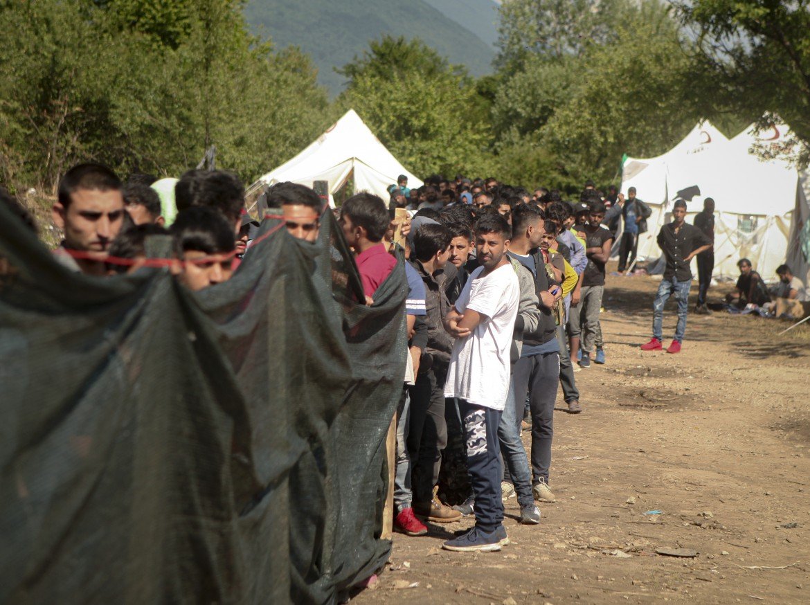 Bosnia, migranti ammassati nell’ex discarica
