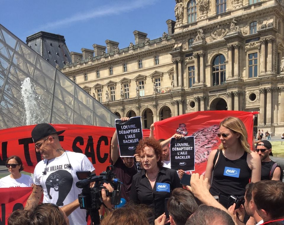 «Il mondo museale deve agire», Nan Goldin manifesta davanti al Louvre per far rimuovere il nome dei Sackler