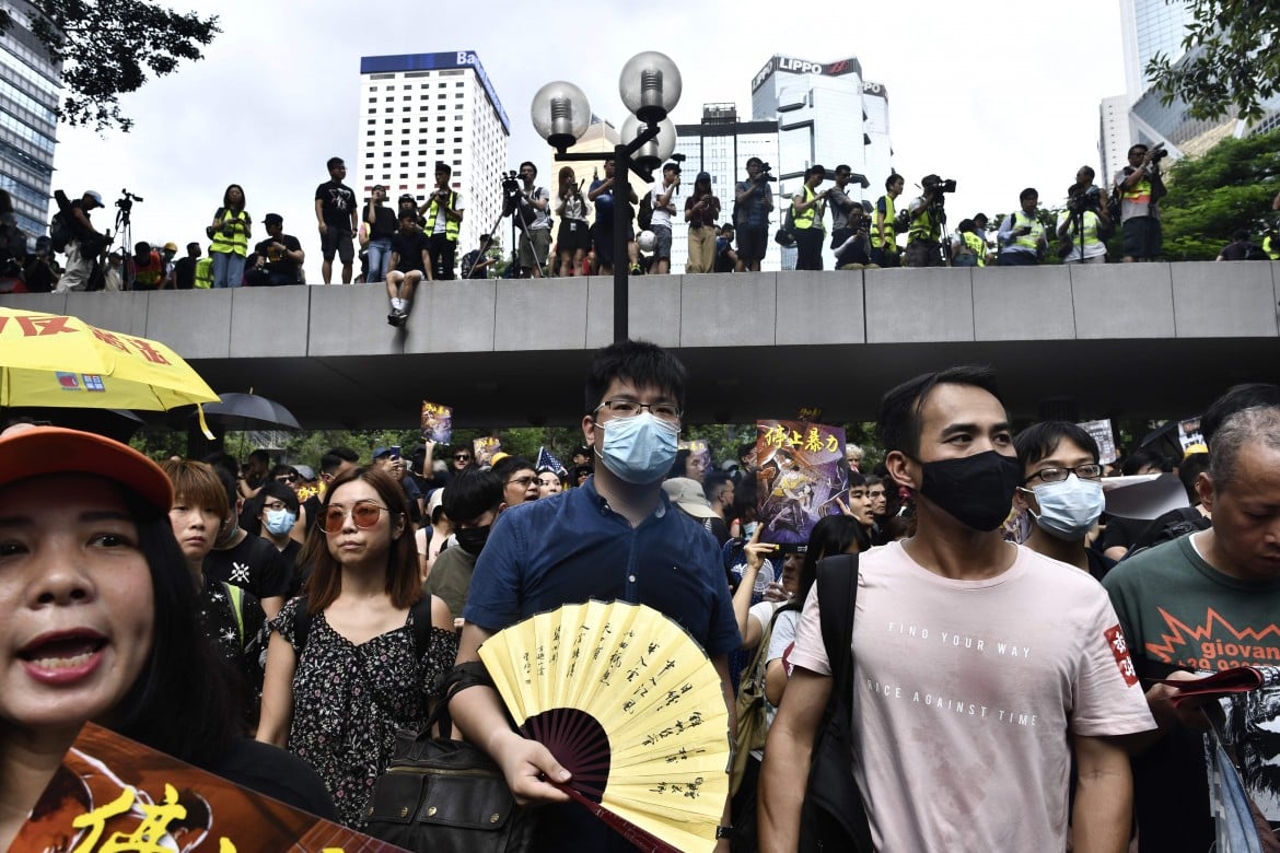 La Cina entra a gamba tesa: a Hong Kong sta con la polizia