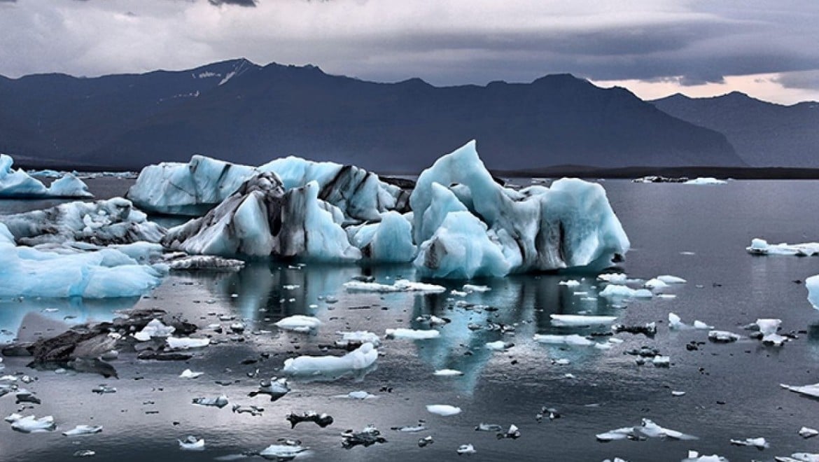 Scioglimento di un ghiacciaio causato dai cambiamenti climatici