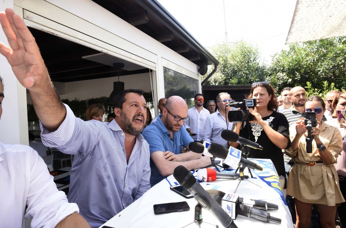 Salvini show sulla spiaggia, tutto insulti e battutacce