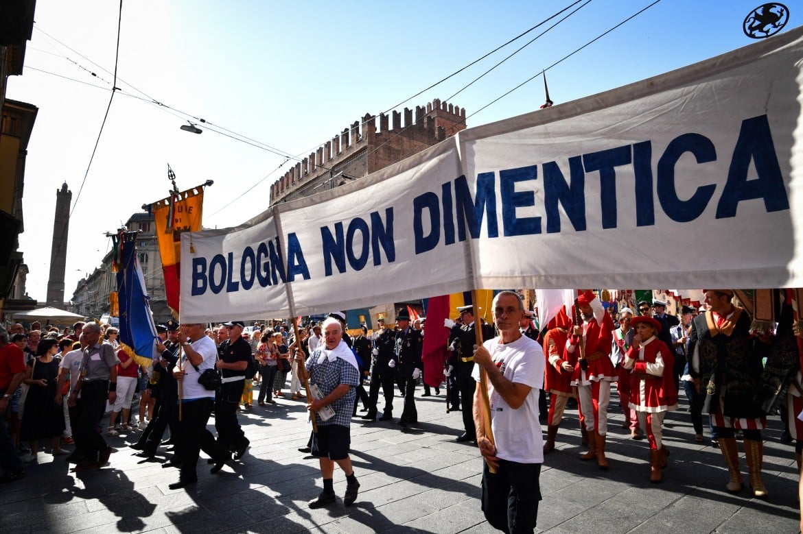 Bologna si ferma: tanta gente in piazza in un clima nuovo