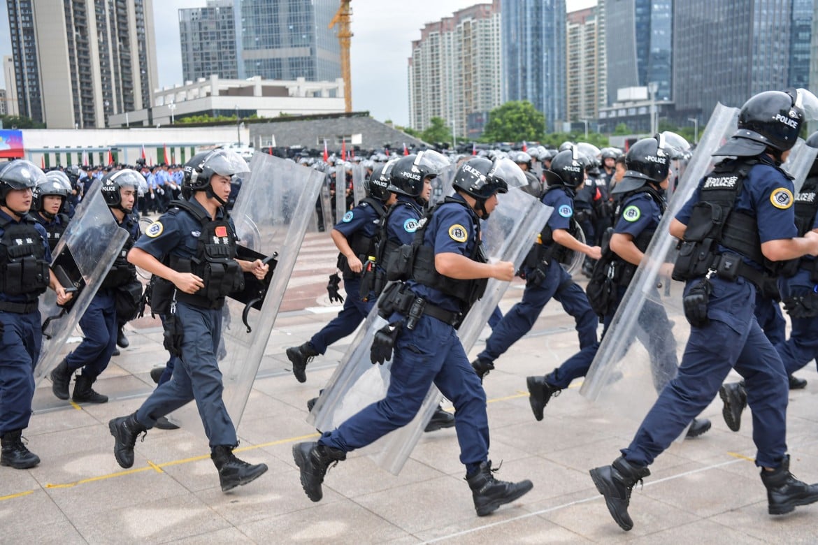A Hong Kong si mette male. Cina: «Proteste sono terrorismo»