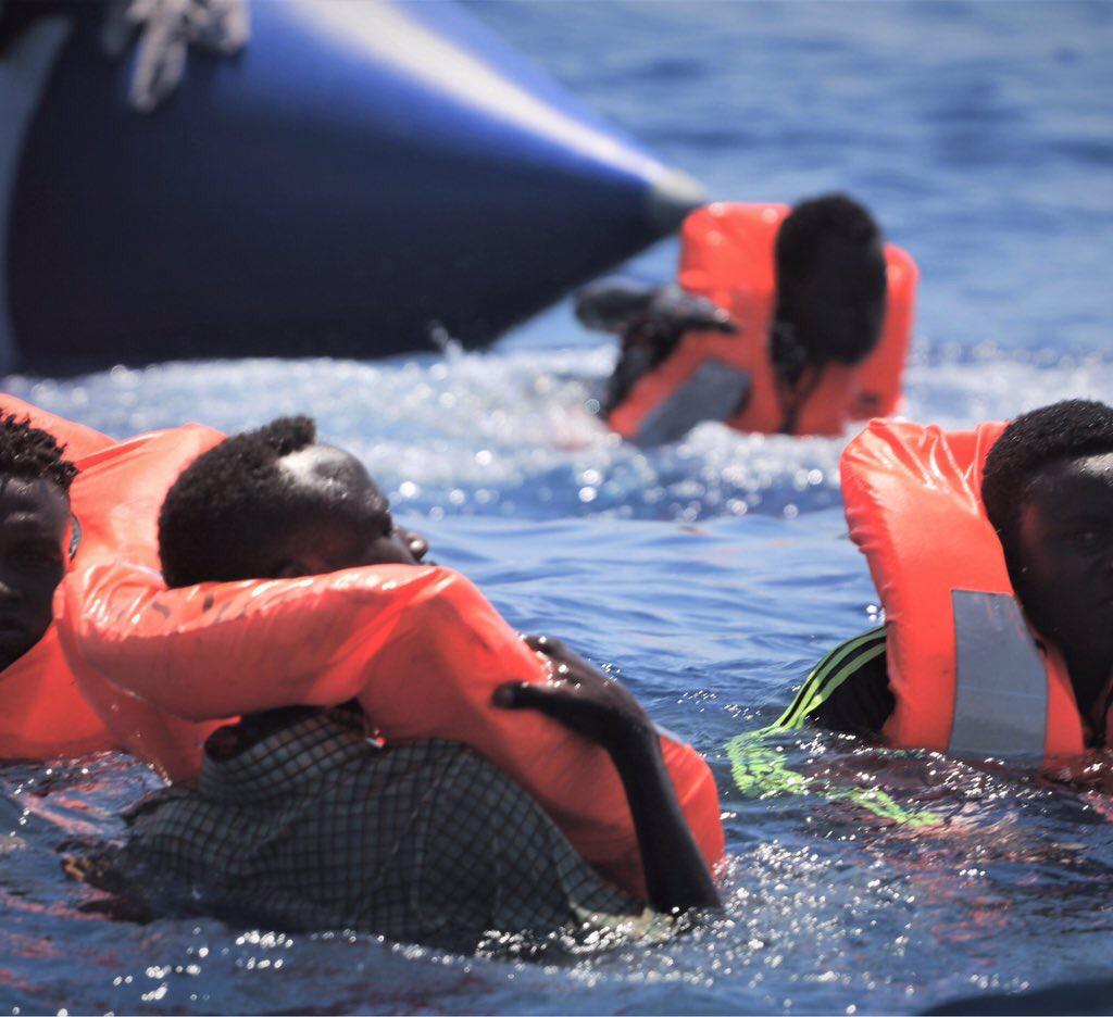 Più di 500 migranti abbandonati in mare