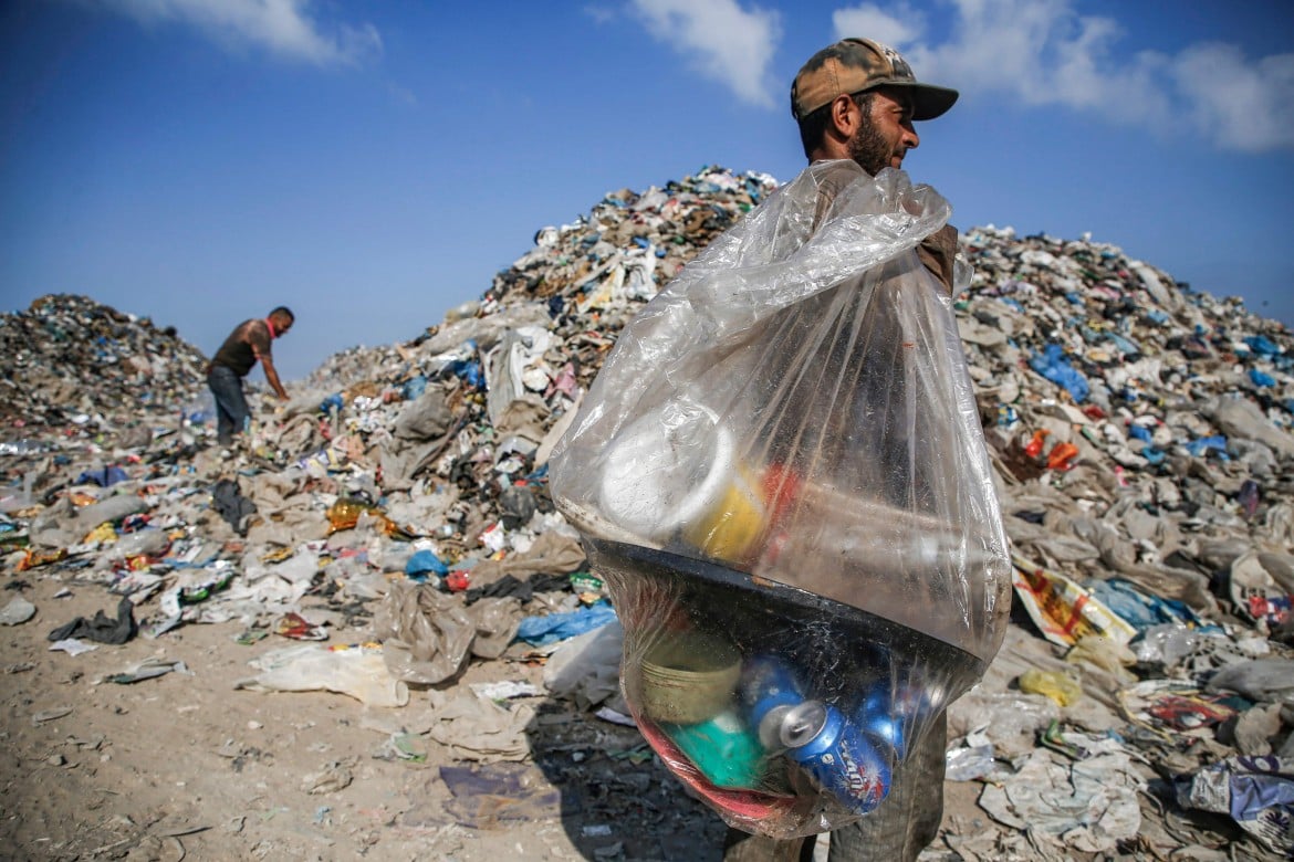 Gaza sommersa dai rifiuti, ad aiutarla c’è l’Italia