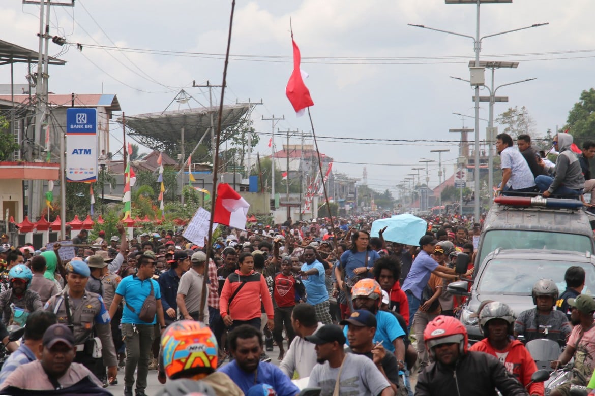 Rivolta antirazzista dei giovani di Papua, Giacarta blocca il web
