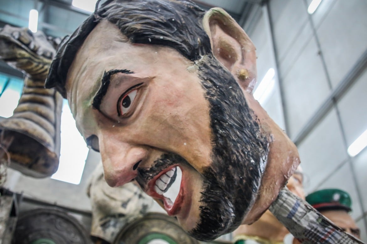La maschera di Matteo Salvini al carnevale di Viareggio foto LaPresse