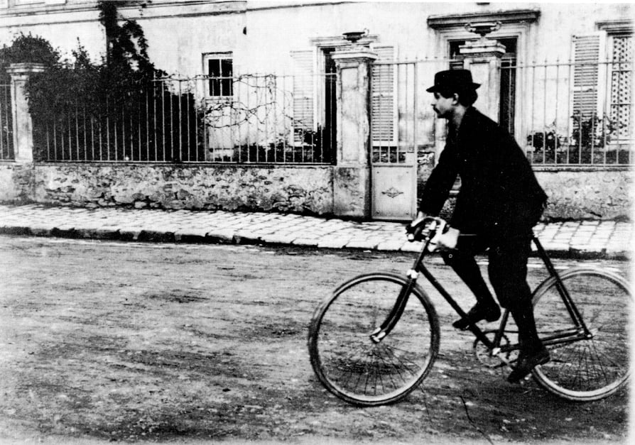 Alfred Jarry sulla bicicletta Clément a Corbeil, foto scattata prima del 1900