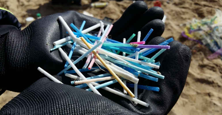 Report di Legambiente: la plastica in riva alla spiaggia, mille oggetti rivenuti ogni cento metri