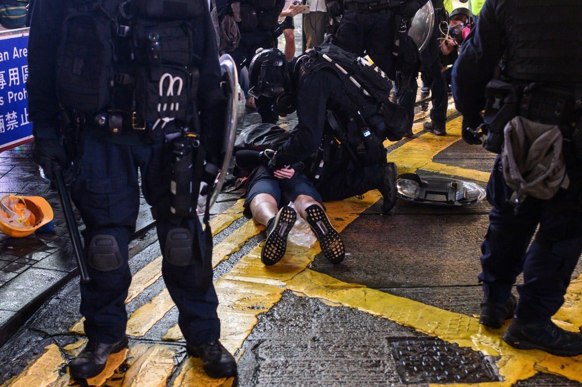 Notte di violenza a Hong Kong. La polizia carica anche in metro