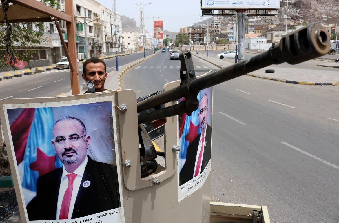 Yemen, faida interna alla coalizione sunnita. I separatisti prendono Aden, poi trattano