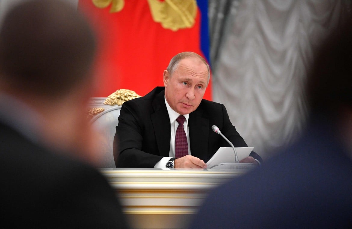 Putin cambia le regole per aumentare l’affluenza, ma i russi pensano alla crisi