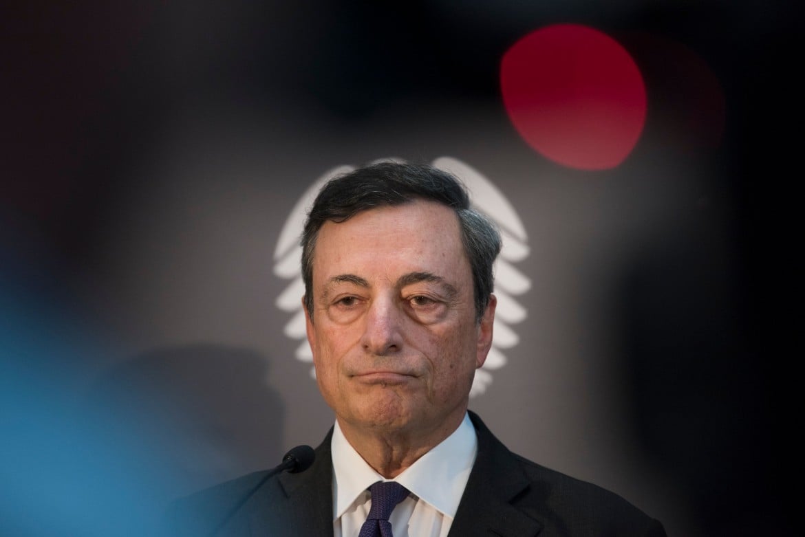 Draghi e la rischiosa rincorsa al prezzo più basso tra monete