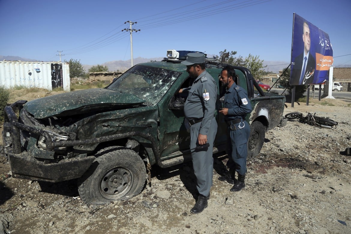 Due attentati, due destinatari: talebani contro Ghani e Trump