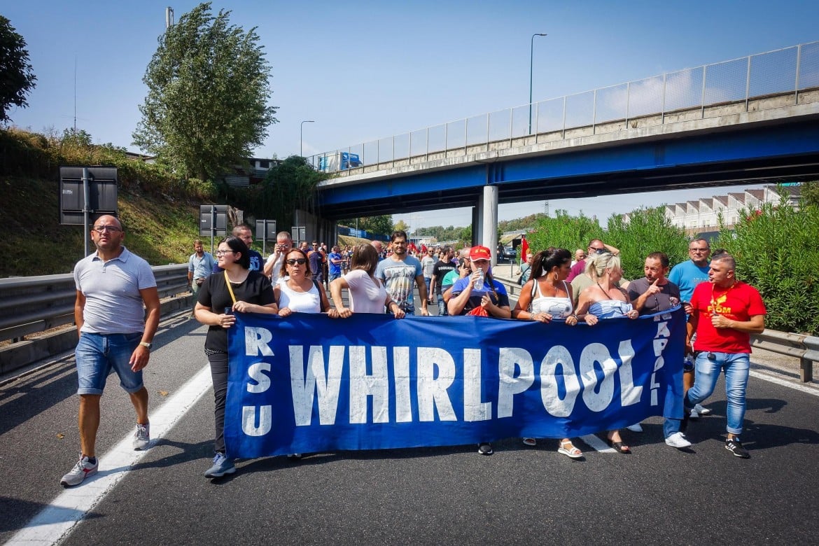 Whirlpool, clamorosa protesta degli operai: occupata l’autostrada A3