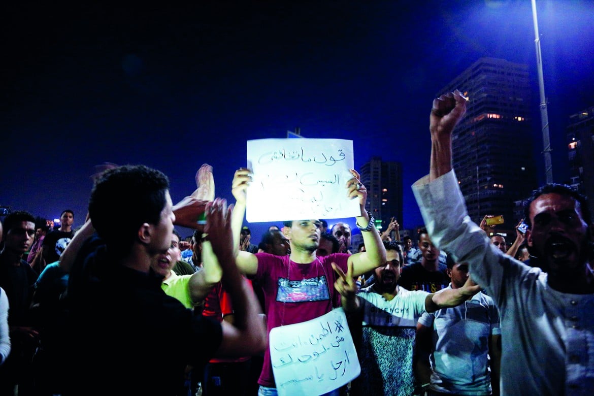 Il regime di al-Sisi occupa internet e piazza Tahrir