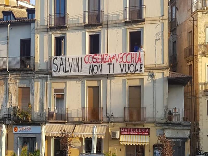 Cosenza, striscione contro l’arrivo di Matteo Salvini