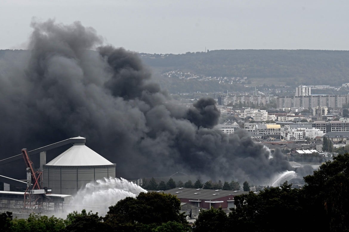 Rouen, in fiamme  l’impianto chimico. «Non uscite da casa»