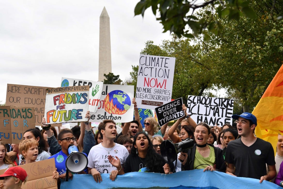 Fioramonti appoggia lo sciopero climatico, i Fridays For Future «Faccia una circolare che giustifichi le assenze»