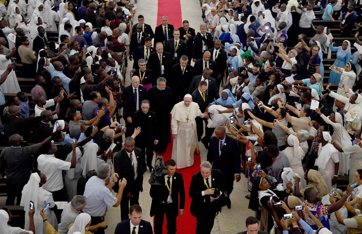 Bergoglio in Mozambico benedice gli accordi di pace