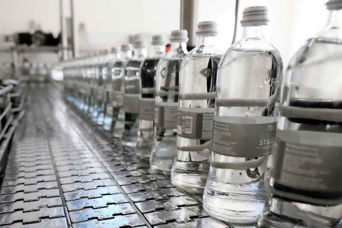 Italiani grandi bevitori di acque in bottiglietta