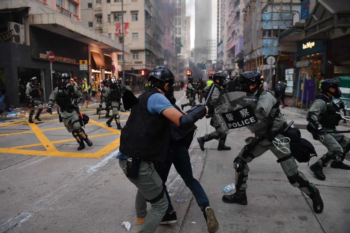 Hong Kong, proteste senza fine. La polizia spara e ferisce un attivista
