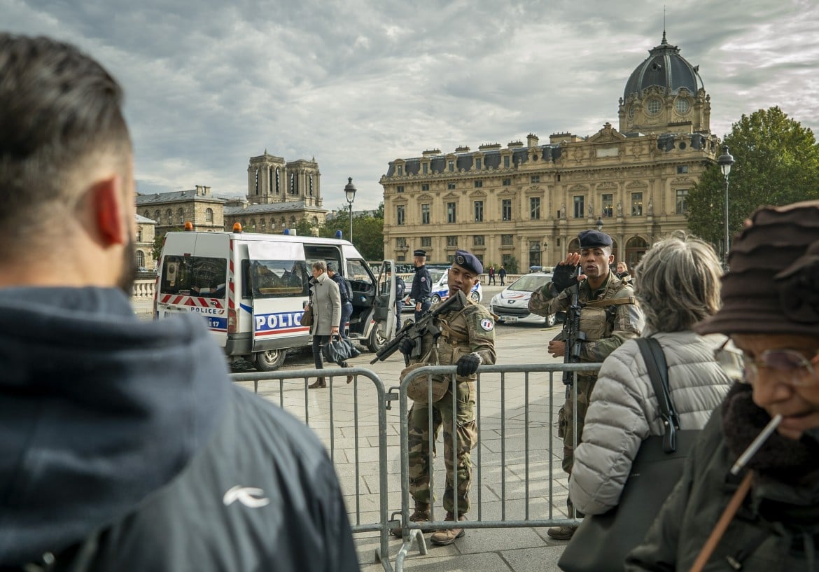 Svolta securitaria di Macron  dopo l’attacco in questura