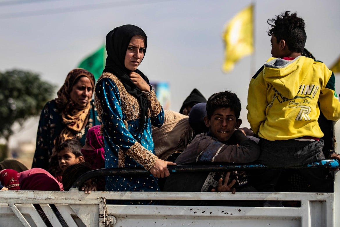 Rojava, 200mila sfollati: «Acqua, cibo e medicine non bastano»