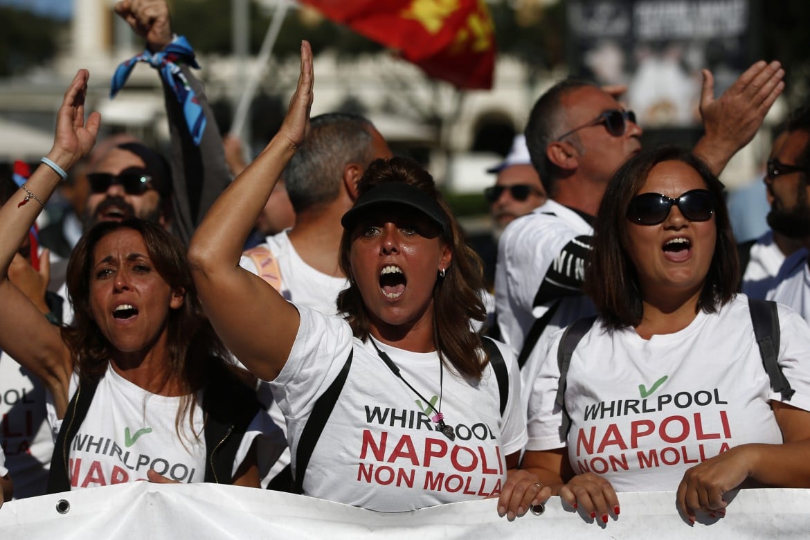 Tagliola sui 320 operai di Napoli: Whirlpool licenzierà tutti il 22