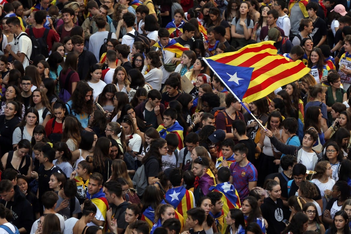 Catalogna, sciopero generale. E spunta un nuovo referendum