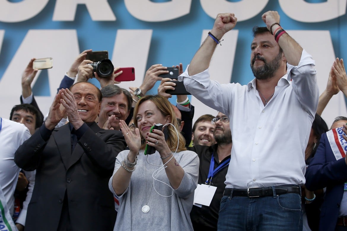 La Lega padrona della piazza regala un selfie a Berlusconi