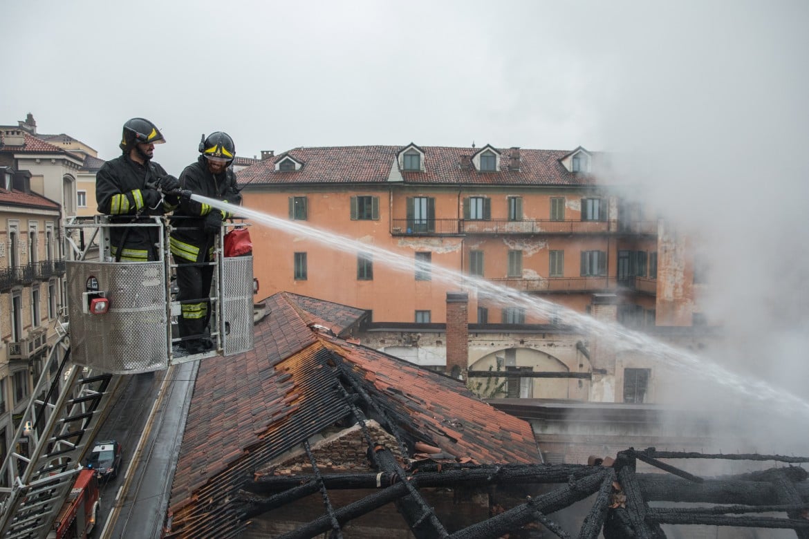 Torino, la Cavallerizza in fiamme. Sotto attacco l’occupazione degli artisti