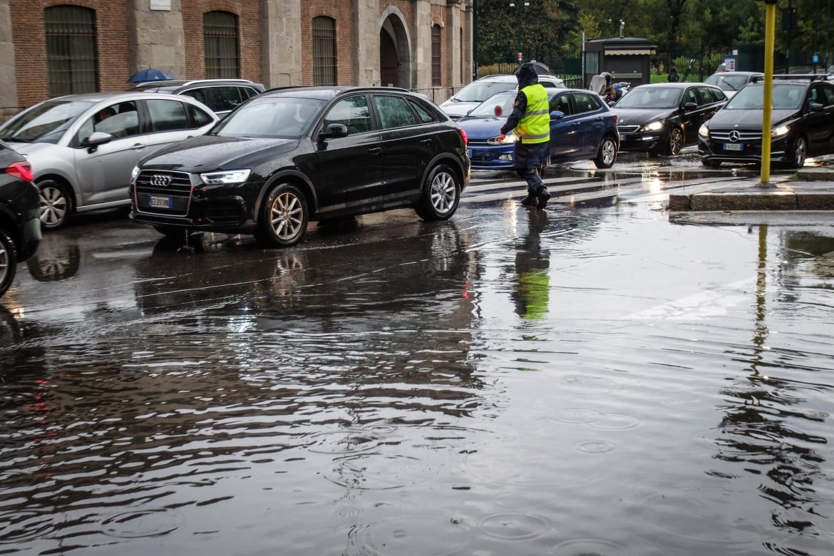 Milano in tilt sott’acqua, paura esondazioni in Piemonte e Liguria