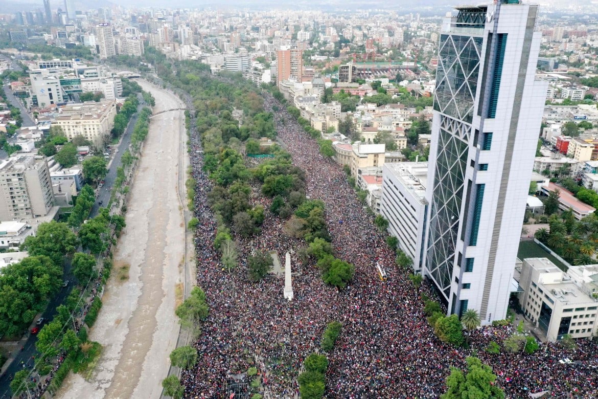 Cile, un milione in strada per cambiare musica: «Nuova Costituzione»