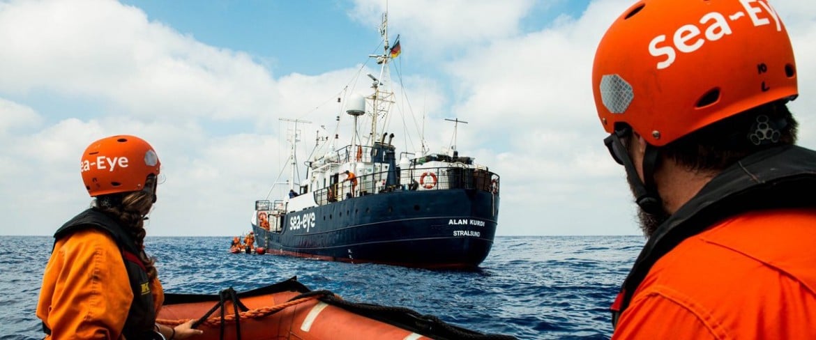 La Alan Kurdi soccorre 109 naufraghi, i libici sparano