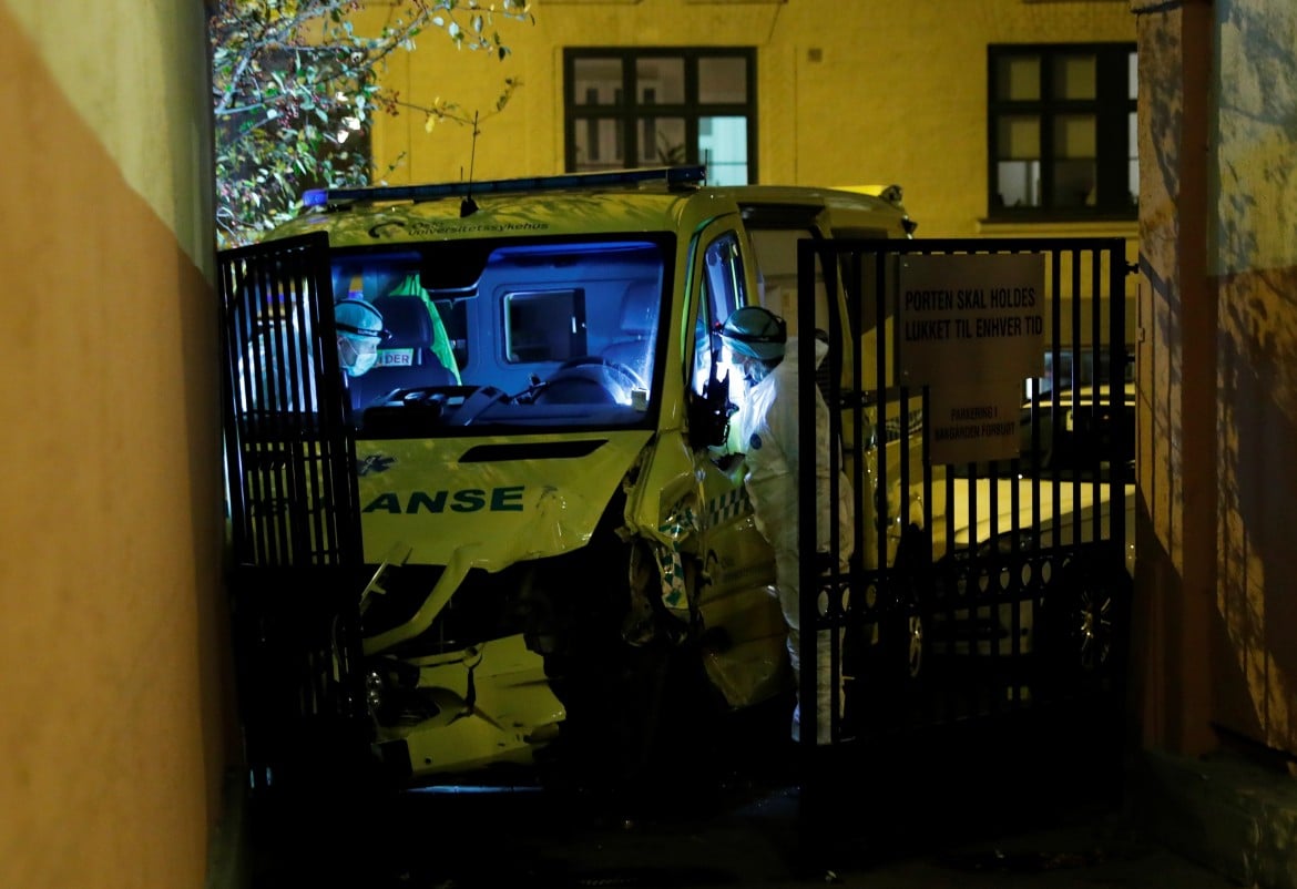 Oslo, dirotta l’ambulanza e si lancia sui pedoni. Cinque feriti