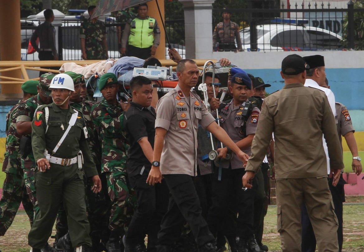 Indonesia, «simpatizzante» dell’Isis ferisce il ministro della sicurezza
