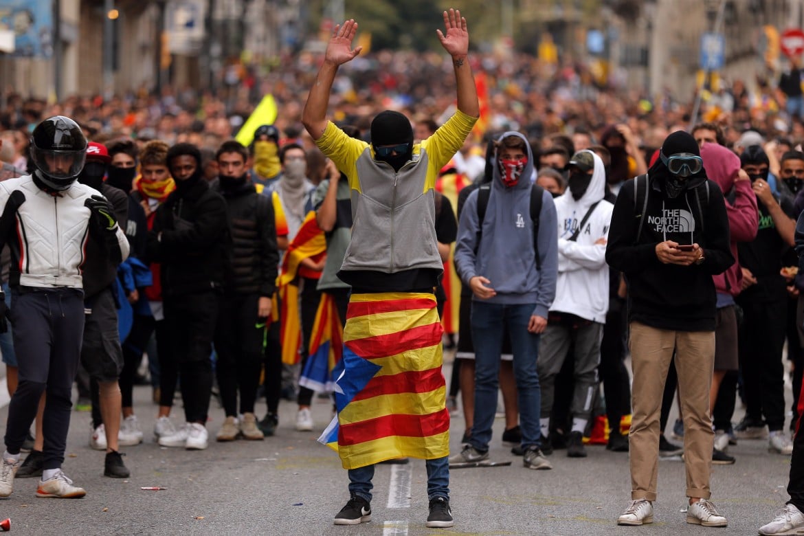 Barcellona, notte di scontri. Amnesty: «Azioni improprie per polizie democratiche»