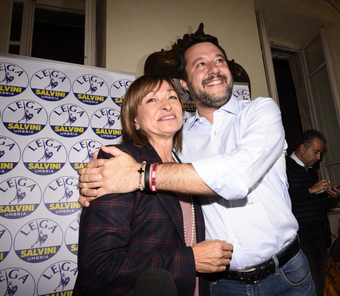 Salvini brinda con Tesei, Bianconi piange, l’Umbria rotta diventa nera