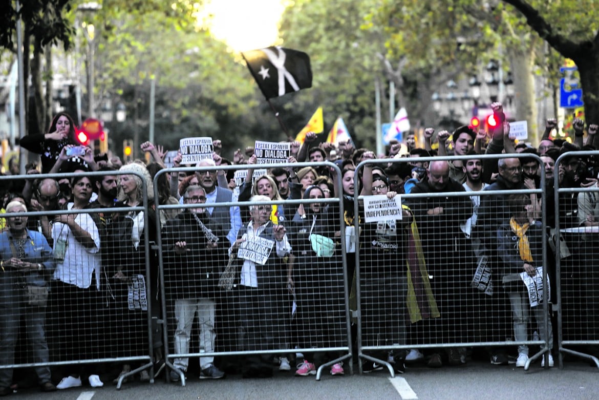 Catalogna, tensione continua. Ma Sánchez guarda a destra