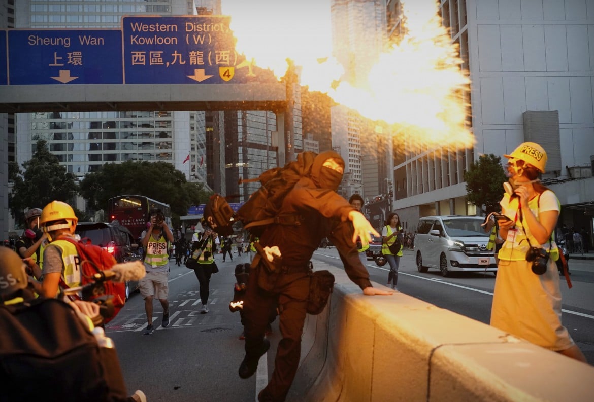 Hong Kong, weekend di scontri. Pechino: «Sfida intollerabile»