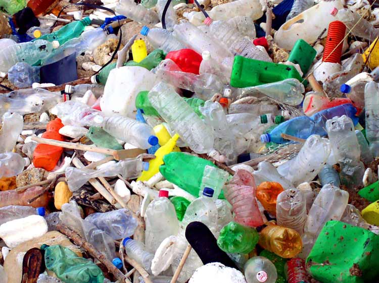 Il governo del «bla bla bla» ecologico ha rinviato al 2023 la «plastic tax»