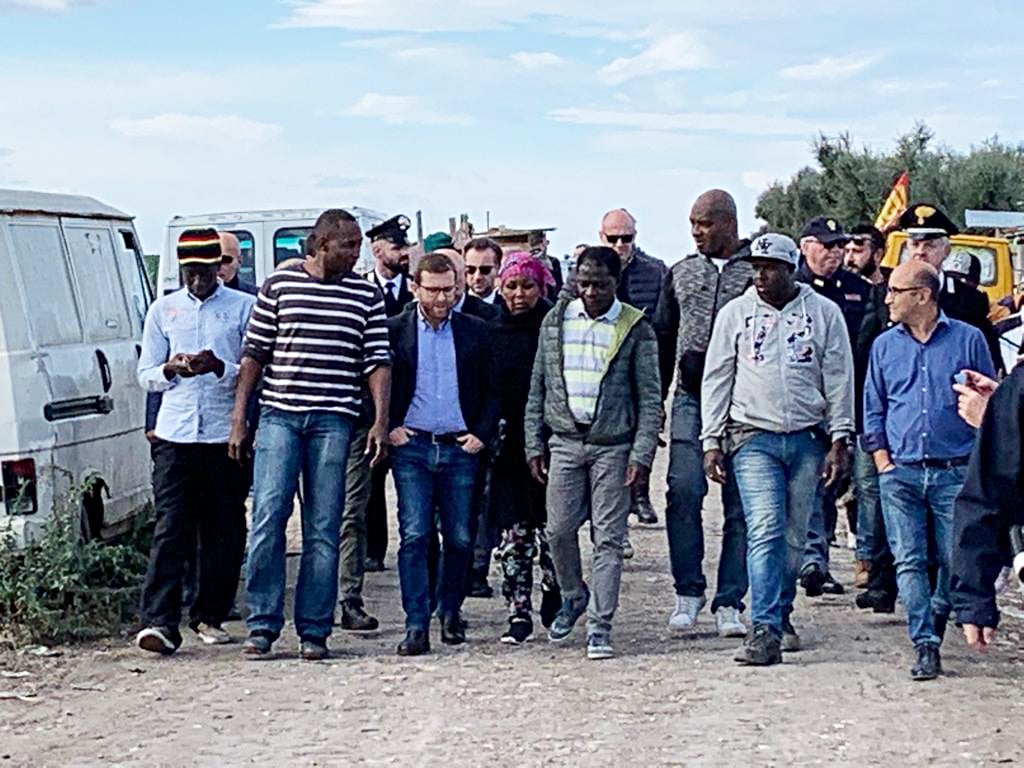 Il ministro Provenzano a Foggia, nei ghetti dei braccianti, con il sindacalista Aboubakar Soumahoro